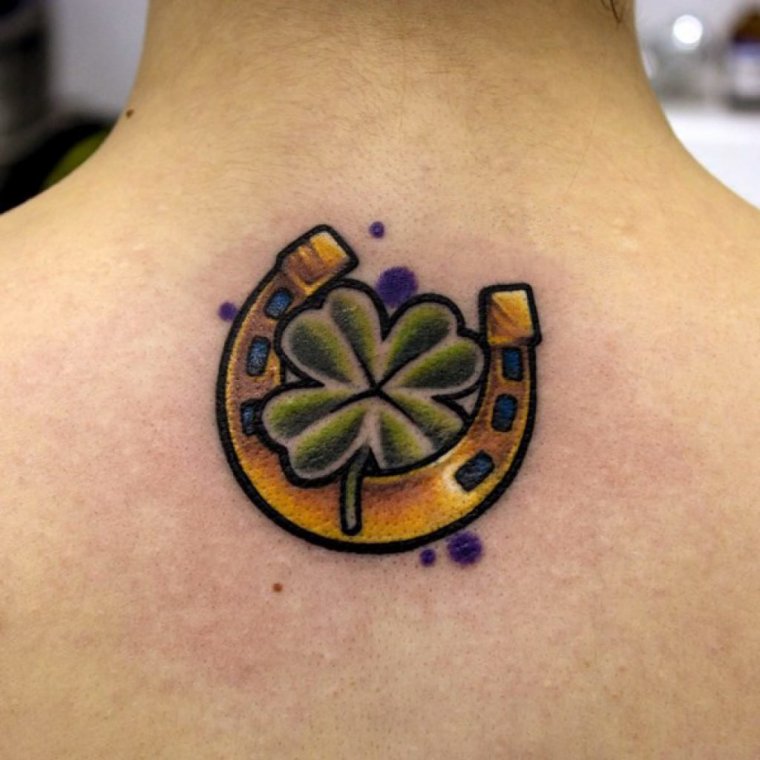 Татуировки приносящие удачу и богатство для девушек (49 фото) 26 Тату Клевер четырехлистный с подковой