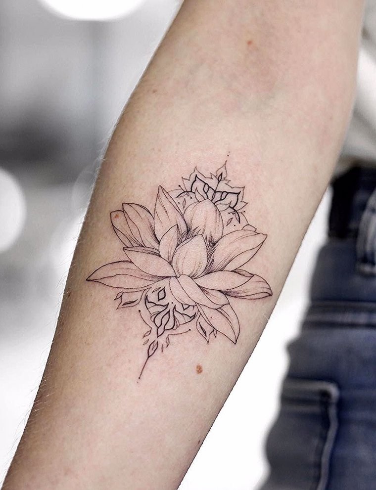 Тату лотос на руке - эскизы и реализованные (65 фото) 62 Татуировки с цветами