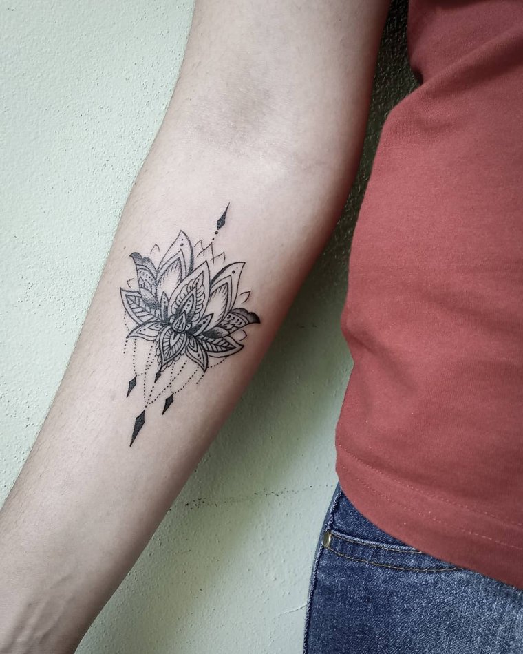 Тату лотос на руке - эскизы и реализованные (65 фото) 53 Тату лотос на запястье