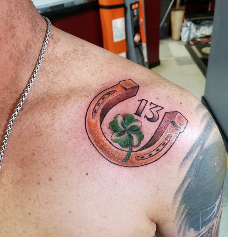 Татуировки приносящие удачу и богатство для девушек (49 фото) 3 Тату Клевер четырехлистный для женщин