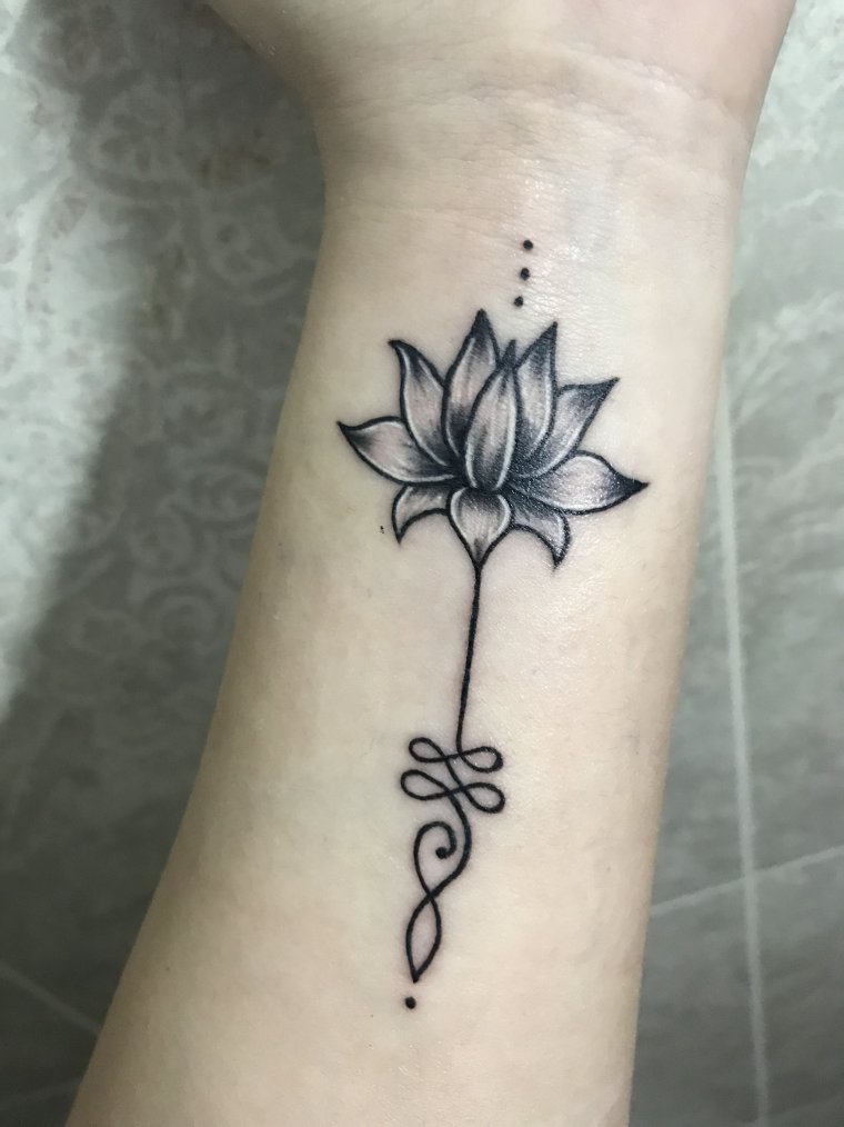 Тату лотос на руке - эскизы и реализованные (65 фото) 3 Тату на запястье