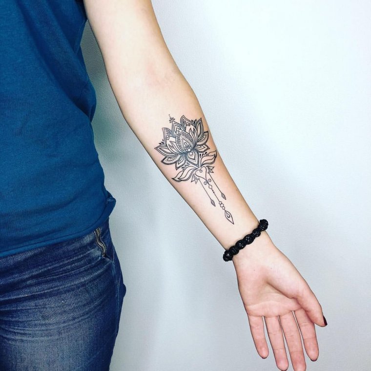 Тату лотос на руке - эскизы и реализованные (65 фото) 20 Женская татуировка на руке