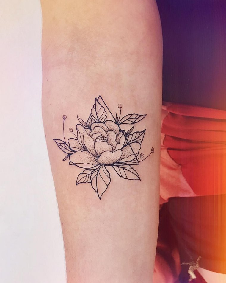 Тату лотос на руке - эскизы и реализованные (65 фото) 60 Татуировки геометрические цветы