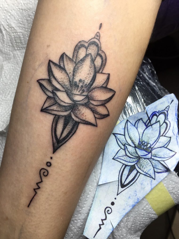 Тату лотос на руке - эскизы и реализованные (65 фото) 49 Лотос тату