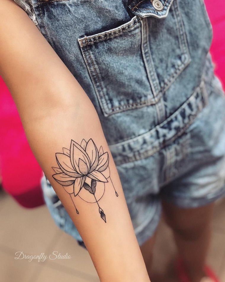 Тату лотос на руке - эскизы и реализованные (65 фото) 63 Тату лотос на руке для девушек