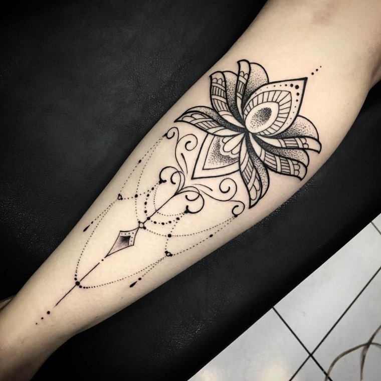 Тату лотос на руке - эскизы и реализованные (65 фото) 40 Мандала тату в стиле лайнворк для девушек