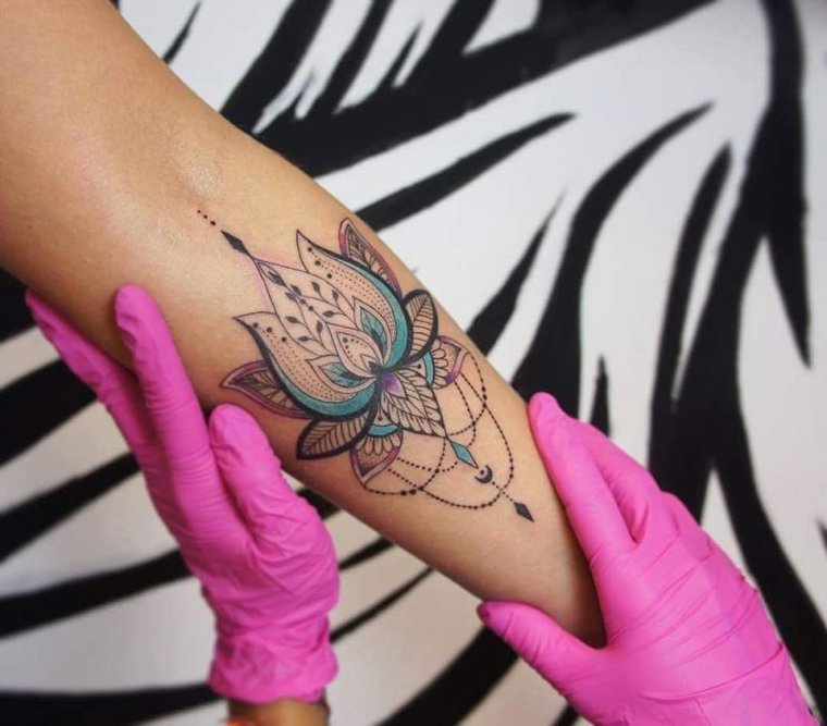 Тату лотос на руке - эскизы и реализованные (65 фото) 5 Модные татуировки