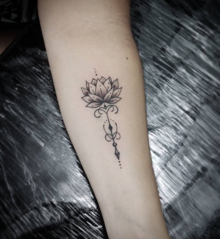 Тату лотос на руке - эскизы и реализованные (65 фото) 41 Тату лотос на предплечье