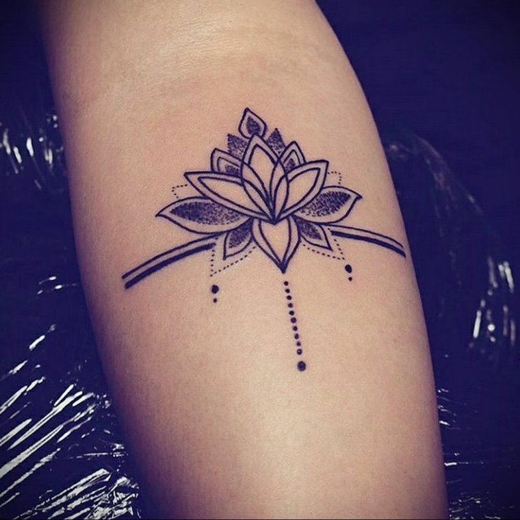 Тату лотос на руке - эскизы и реализованные (65 фото) 58 Тату мандала лотос на запястье