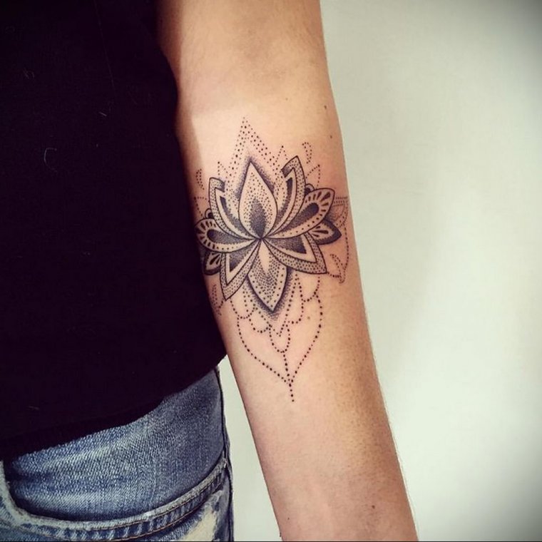 Тату лотос на руке - эскизы и реализованные (65 фото) 24 Тату мандала лотос на руке