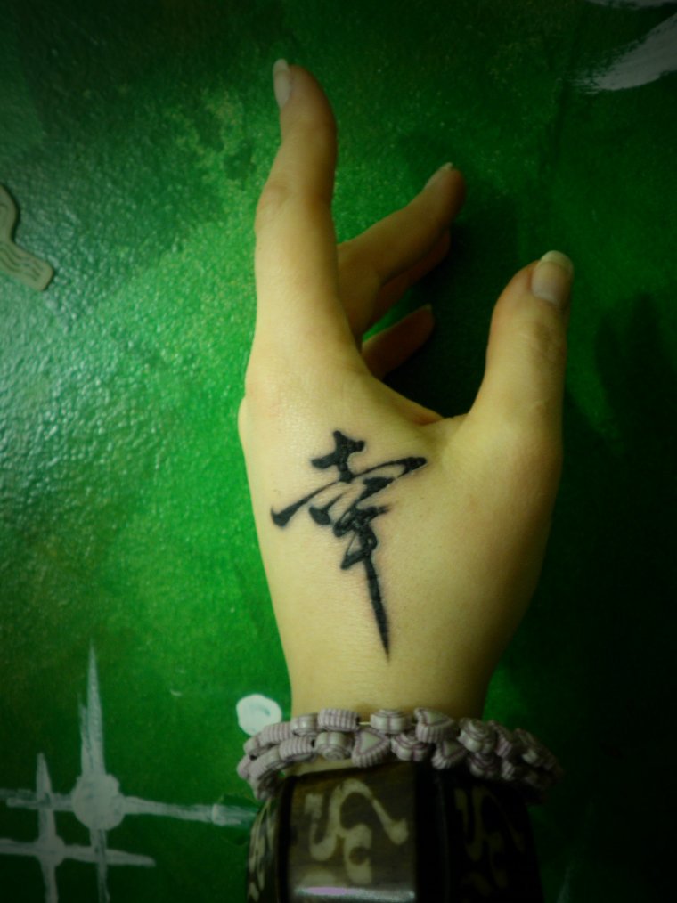 Татуировки приносящие удачу и богатство для девушек (49 фото) 17 Тату Клевер четырехлистный черный