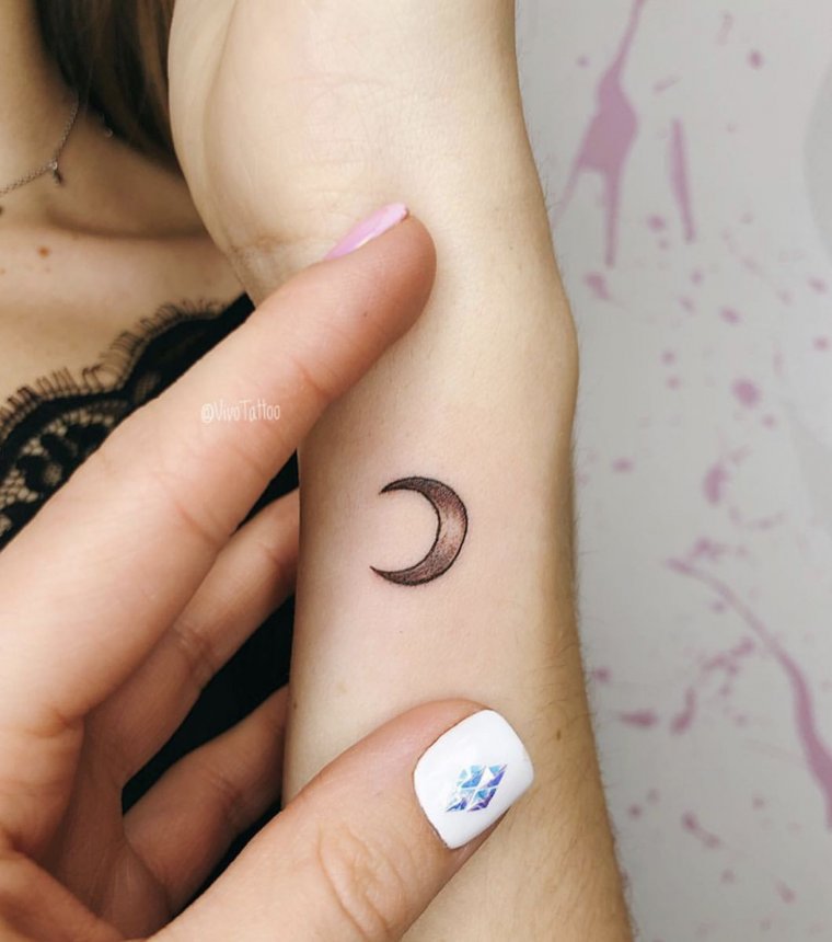 Татуировки для девочек подростков: маленькие и милые (64 фото) 54 Маленькие тату для девушек на руке